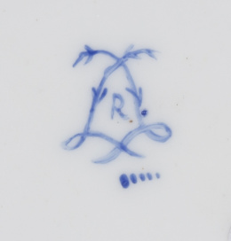1206.  Taza “a la reina” de porcelana esmaltada y dorada.Vincennes, mediados del S. XVIII.Marcado en azul con dos letras “L” entrelazadas, la letra A que corresponde a 1753..