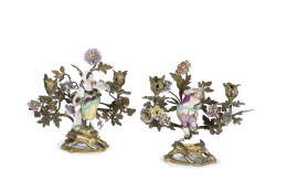 1217.  Pareja de candelabros de dos brazos de luz y porcelana esmaltada a la manera de Meissen.Samson, París, mediados del S. XIX.