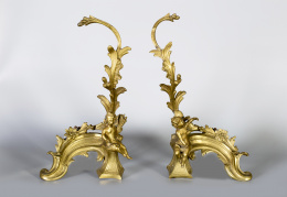 671.  Pareja de chenets de bronce dorado, con dos figuras de niños y hojas.Francia, S. XIX.
