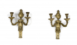 701.  Pareja de apliques de bronce dorado, de dos brazos de luz de estilo Luis XVI.Francia, S. XIX..