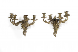1122.  Pareja de apliques de bronce de tres brazos de luz, de estilo rococó, S. XIX.