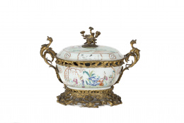 1138.  Sopera en porcelana de Compañía de Indias “Familia rosa”, con montura en bronce dorado.China, dinastía Qianlong, tercer cuarto S. XVIII