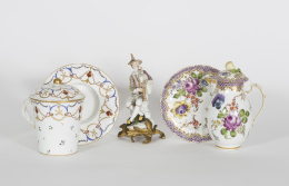 1211.  Jarrito con plato de porcelana esmaltada con flores y con cenefa de orla rosa.Frankenthal, Alemania (1755 - 1799).