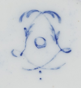 1207.  Dos “gobelets” cilíndricos y un plato, de porcelana esmaltada y dorada.Sévres,  segunda mitad del S. XVIII.Con marca en azul de “L” entrelazadas una con la letra “o” y otra con la letra “r”..