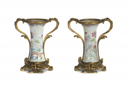 1153.  Pareja de pequeños jarrones en porcelana de Compañía de Indias “Familia rosa”, con montura en bronce dorado.China, dinastía Qianlong, tercer cuarto S. XVIII