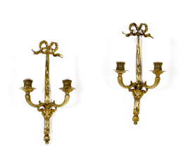 1124.  Pareja de apliques de bronce dorado de dos brazos de luz de estilo Luis XVI, pp. del S. XX..