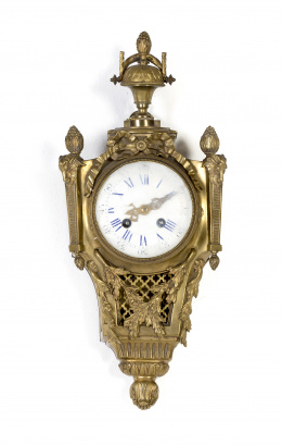 655.  Reloj de cartel Luis XVI en bronce dorado.Francia ff. del S. XVIII