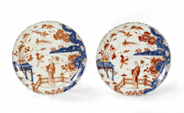 795.  Pareja de platos de cerámica esmaltada de estilo imari.Con marcas de Adrien Pynacker, Delft, Holanda, 1690.