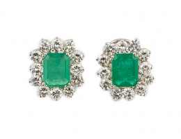 529.  Pendientes con esmeraldas talla esmeralda que suman 6,80 ct, orladas de brillantes  