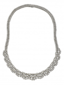 587.  Collar con diamantes talla brillante y oval de color estimado G-H y grado de pureza  VS1 