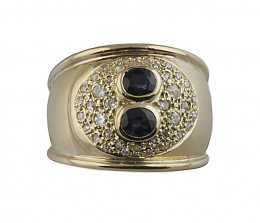 395.  Sortija ancha con dos zafiros ovales y pavé de brillantes en oro amarillo de 18K