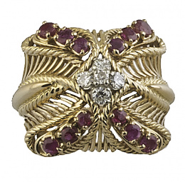 306.  Sortija años 50 con aspa de rubíes y centro de rosetón de brillantes en montura lobulada y calada con adornos de cordoncillo