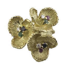 313.  Sortija años 70 con tres flores con centros de rubíes, zafiros, esmeraldas y brillantes en oro mate de 18K