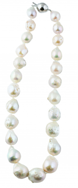656.  Collar de perlas barrocas aperadas de los mares del sur 17,5 a 13,5 mm con cierre de esfera en plata