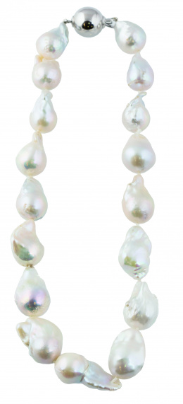 723.  Collar de perlas barrocas de los mares del sur 20 a 30  mm con cierre de esfera en plata