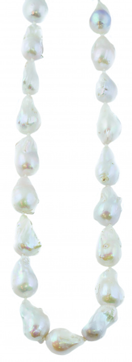 664.  Collar de perlas barrocas de los mares del sur de 18 a 25  mm con cierre de esfera gallonada en plata