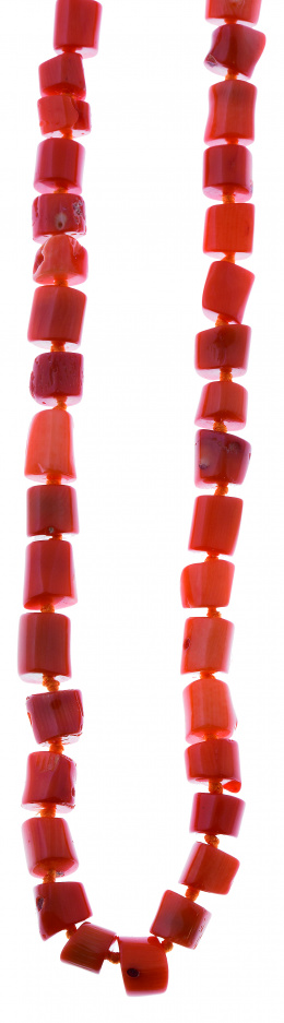 745.  Collar largo de coral reconstituido en cilindros de 10 y 12 mm