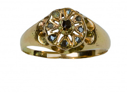 33.  Sortija rosetón S. XIX con diamante talla tabla central orlado de diamantes en oro amarillo de 18K