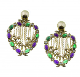 735.  Pendientes con diseño de lira con rubíes y esmeraldas alternos con brillantes en el contorno; penden de semiesfera superior