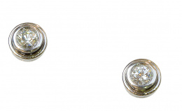 747.  Pendientes dormilonas de chatones de brillantes que suman 0,50 ct