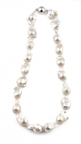141.  Collar de perlas barrocas de los mares del sur de 15,5 a 17,5 cm.