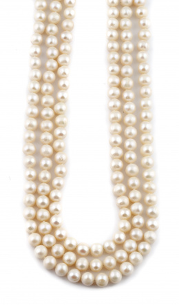 84.  Collar extra largo de perlas cultivadas de 9 a 9,5 mm.