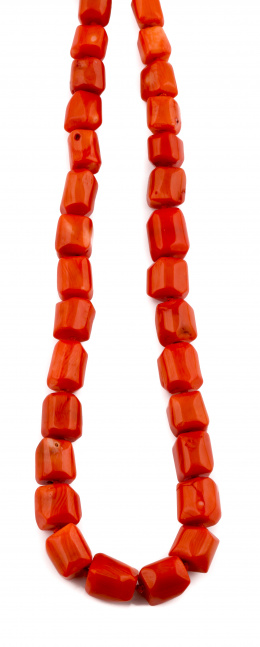 729.  Collar de cuentas cilíndricas de coral reconstituido de 11 a 13 mm. con cierre de timón en metal plateado
