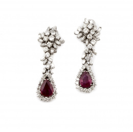 833.  Pendientes largos años 60 con perillas de rubíes de intenso color y 5,80 ct.,que penden de motivos de racimo de brillantes y baguettes en oro blanco de 18K