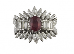 406.  Sortija con rubí oval de 2 ct aprox, entre bandas de baguettes y marquisses de color estimado H y pureza VS