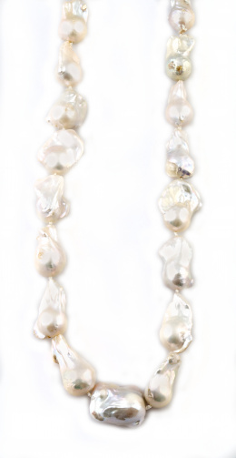 286.  Collar largo de perlas barrocas de los Mares del Sur con cierre de esfera gallonada en plata.