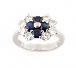 237.  Sortija con flor de zafiros entre bandas de brillantes