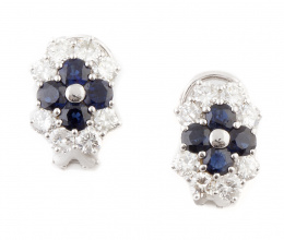 236.  Pendientes con flore de zafiros entre bandas de brillantes en montura de oro blanco de 18K.