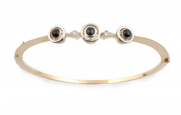120.  Brazalete rígido de pp. s.XX con tres cabuchones de zafiros en chatones y dos brillantes entre ellos