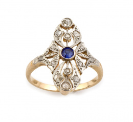 123.  Sortija lanzadera Art-Decó con zafiro central y diamantes en montura calada de oro amarillo de 18K con frente de platino