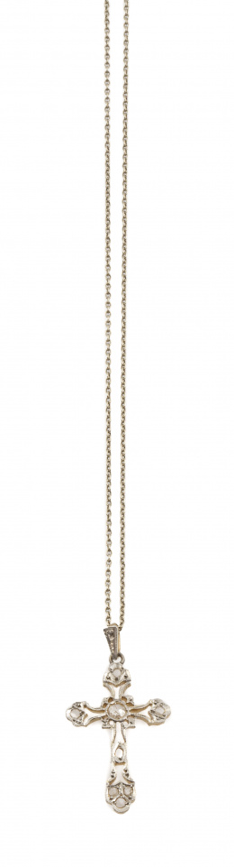 16.  Cruz colgante de diamantes de pp. S. XX con diseño calado, en oro amarillo de 18K con frente y cadena de platino