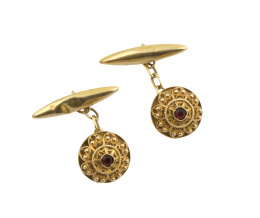 40.  Gemelos charros de ff. s.XIX con botones adornados por filigrana de oro y rubí central