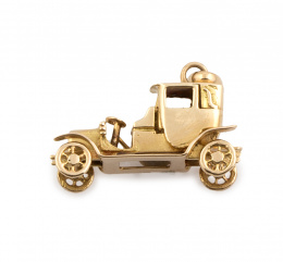 253.  Colgante charm en forma de coche antiguo en oro amarillo de 18K 