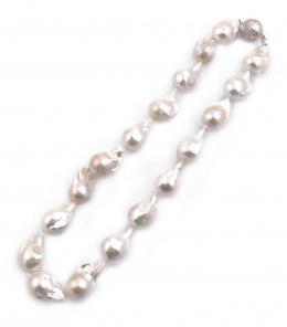 167.  Collar de perlas barrocas con cierre de esfera en plata