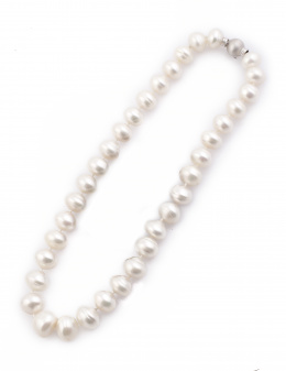 348.  Collar de perlas australianas achatadas de entre 17 y 14 mm de diámetro, con cierre de esfera en oro blanco mate de 18K