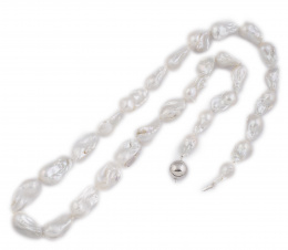 286.  Collar largo de perlas barrocas de tamaño creciente hacia el centro con cierre de esfera en plata