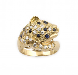 153.  Sortija con diseño de pantera con zafiros y circonitas en oro amarillo de 18K