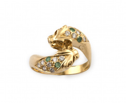 156.  Sortija con dos cabezas de pantera con esmeraldas y circonitas en oro amarillo de 18K