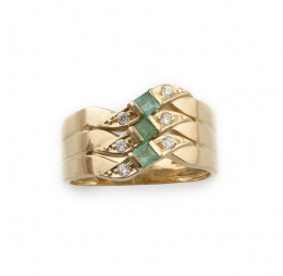 155.  Sortija con tres esmeraldas cuadradas flanqueadas por brillantes, en triple aro de oro amarillo de 18K con frente plano