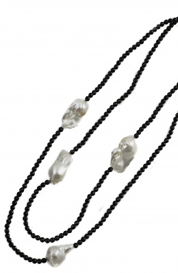 357.  Collar largo de cuentas facetadas de ónix y cuatro grandes perlas barrocas, con cierre de timón en plata