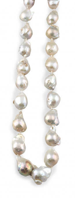 529.  Collar de perlas barrocas Mares del Sur con cierre de esfera en plata.