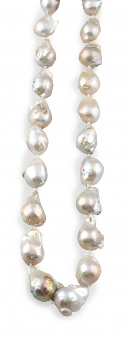 529.  Collar de perlas barrocas Mares del Sur con cierre de esfera en plata.
