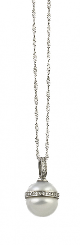 108.  Colgante con perla australiana de 13 mm abrazada por aro de brillantes y con reasa de brillantes,con cadena fina