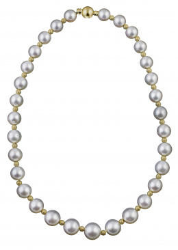 472.  Collar de perlas australianas de gran calidad por su cultivo y esfericidad, combinadas con entrepiezas y cierre esféricos de oro amarillo mate de 18K