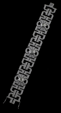553.  Brazalete de brillantes de estilo Art-Decó diseño de piezas geométricas articuladas, con brillante central de 1,40 ct, entre dos centros de 0,75 ct de color estimado J y pureza VS 