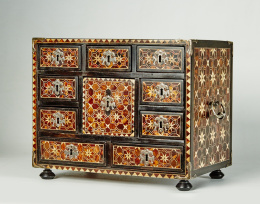 1148.  Escritorio en madera de guanacaste, ébano, palosanto, y enchapado en carey y hueso formando motivos geométricos.Virreinato de Nueva España, Mexico S. XVII..